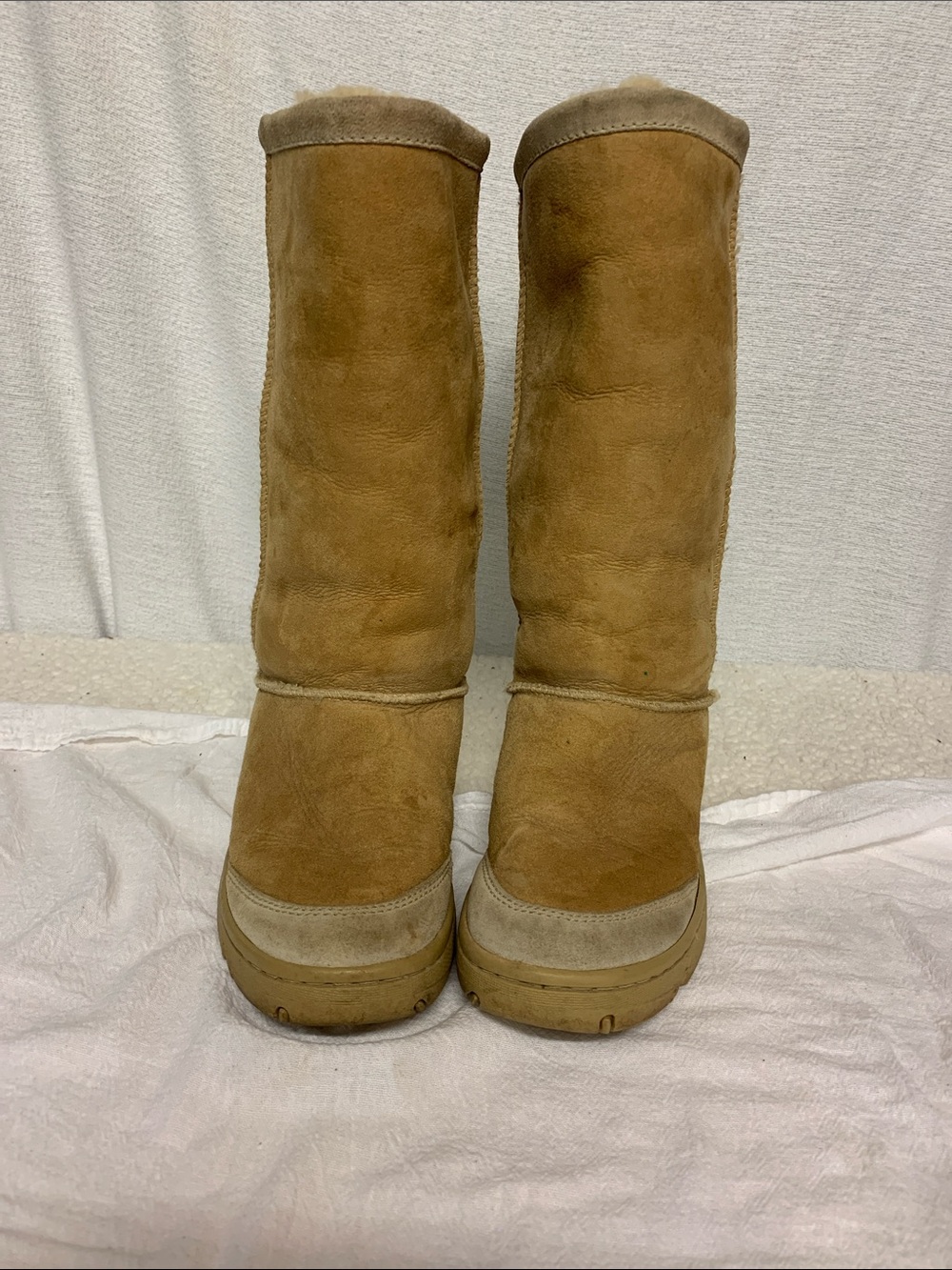 UGG Australia Shearling Lined leather Boot Size 8 Great condition Needs Cleaning